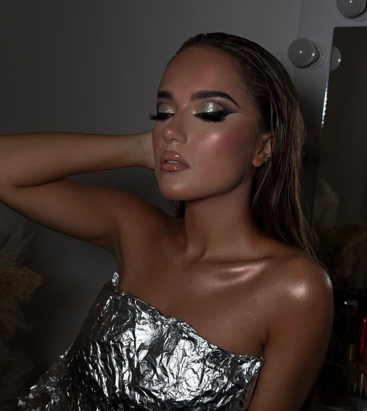 Dramatičan makeup sa metalik stylingom i naglašenim očima