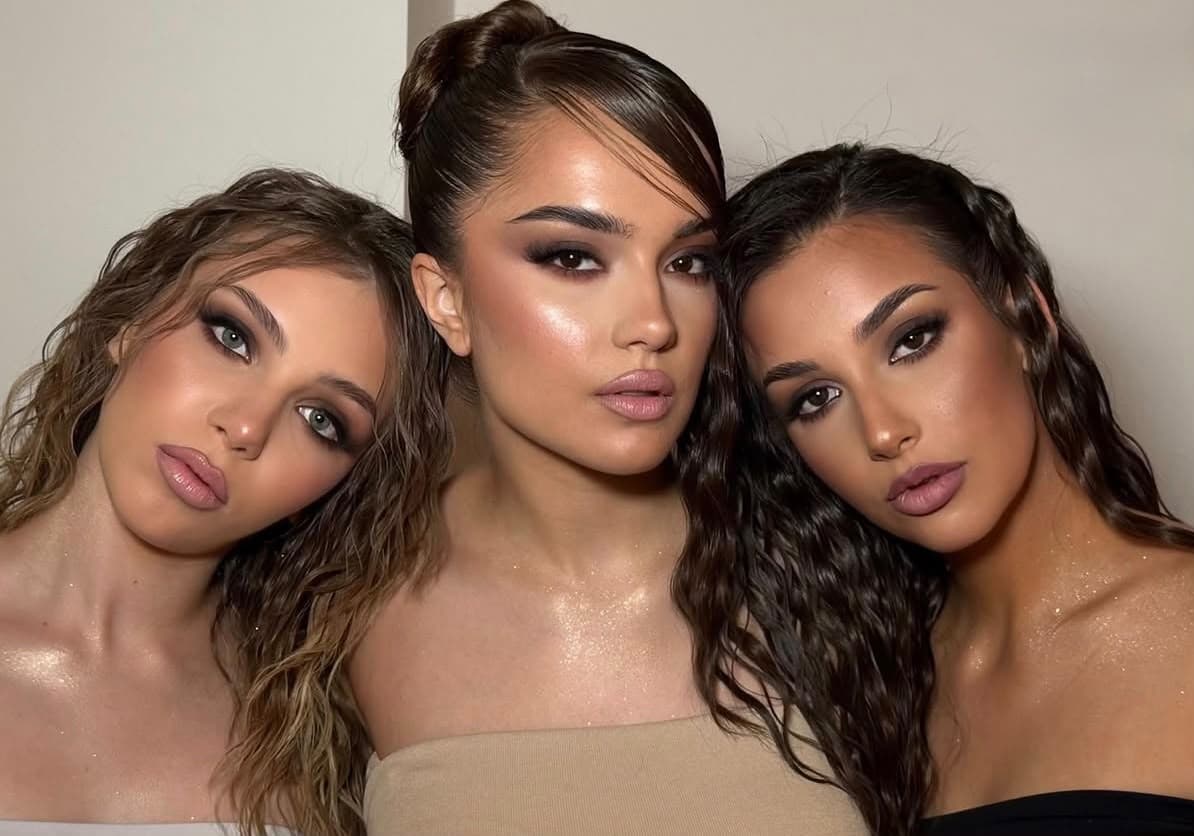 Grupna fotografija tri modela sa završenim makeup izgledima
