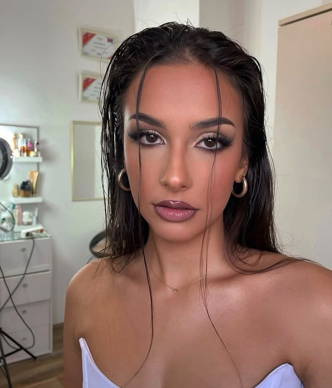 Model sa završenim makeup izgledom u svetlom beauty prostoru