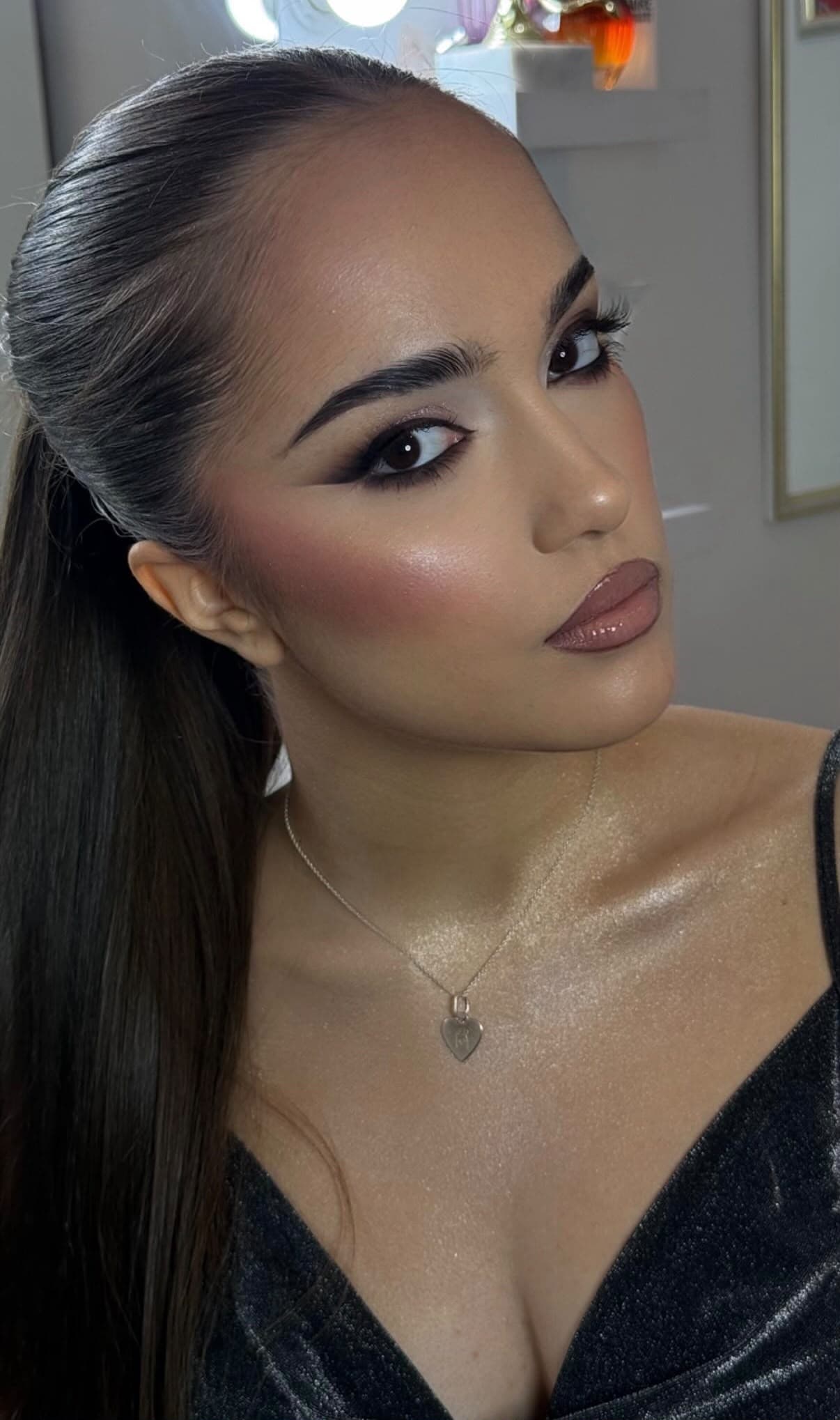 Yuumi Art makeup portret sa zalizanom kosom i crnim outfitom