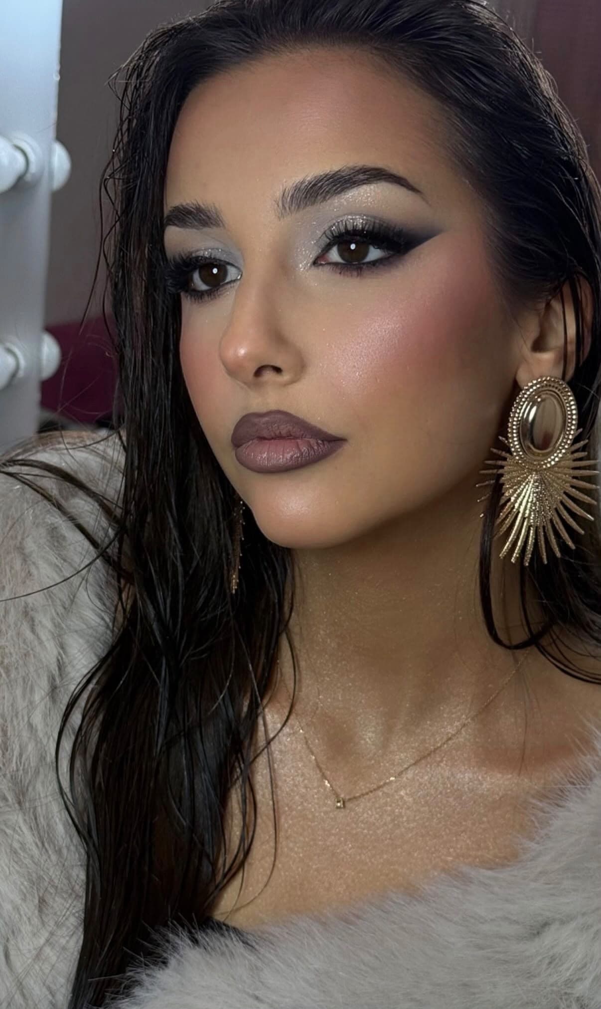 Dramatičan Yuumi Art makeup portret sa zlatnom minđušom