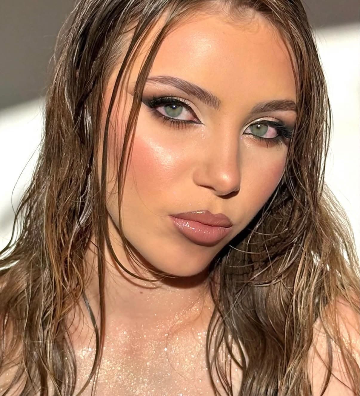 Sunčani beauty portret sa sjajem kože i naglašenim očima