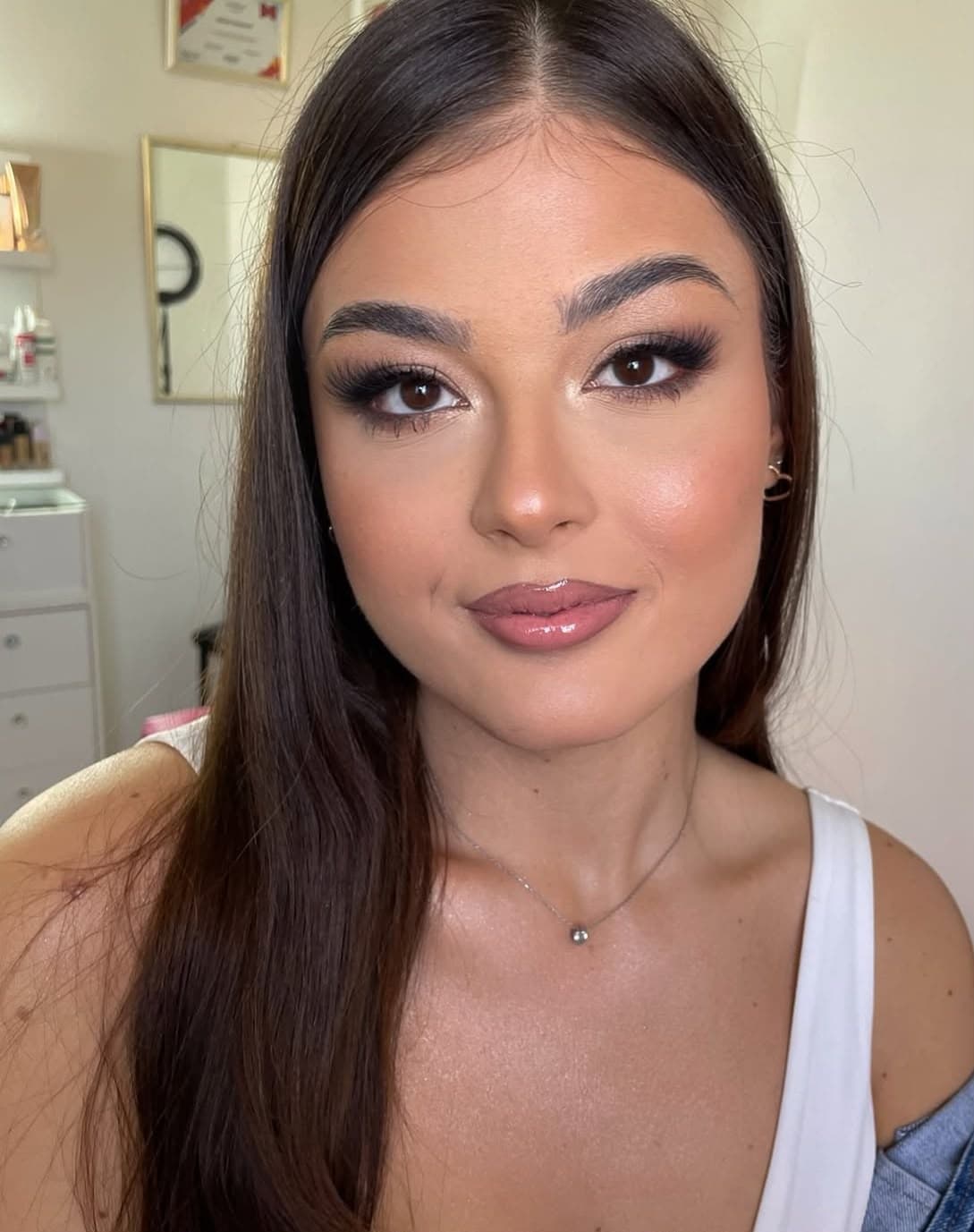 Čist Yuumi Art glam makeup sa belim topom